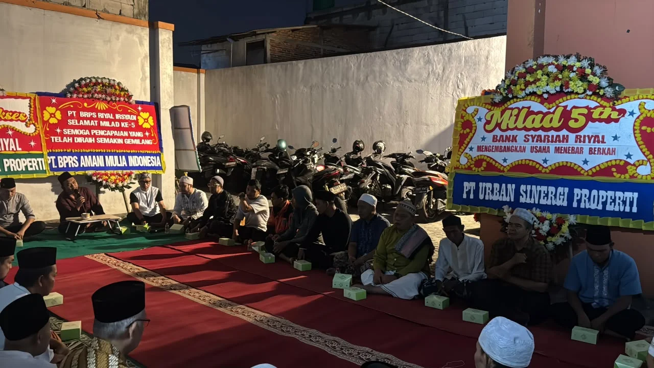 Foto: Tasyakuran Milad ke-5 BPR Syariah Riyal yang dihadiri para karyawang yang berlangsung halaman utama gedung BSR, Jum'at (17/07/2026)